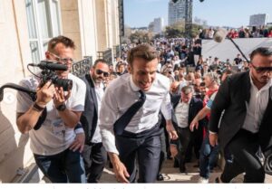 Το άλλο … πρόσωπο του Μακρόν: Η πόζα που έγινε viral σε λίγα λεπτά (ΦΩΤΟ)