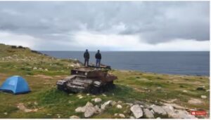 ΒΙΝΤΕΟ: Ο Ολλανδός Youtuber Bob Thissen στο "νεκροταφείο" αρμάτων της Ξυλοφάγου