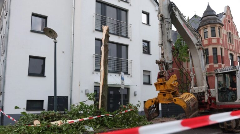 Ανεμοστρόβιλος σάρωσε τα πάντα στο πέρασμα του στην Γερμανία, ένας νεκρός (VID)