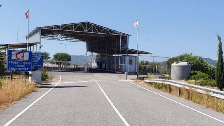 Τους έπιασαν στο οδόφραγμα Κάτω Πύργου με 132 κούτες τσιγάρων, χειροπέδες σε δύο