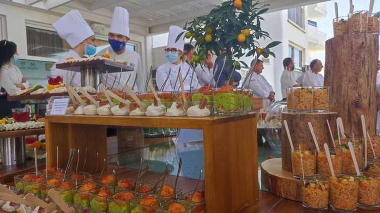 Έχεις ξαναδοκιμάσει καπουτσίνο τραχανά με χαλούμι και ζελέ κουμανταρίας; (VID)