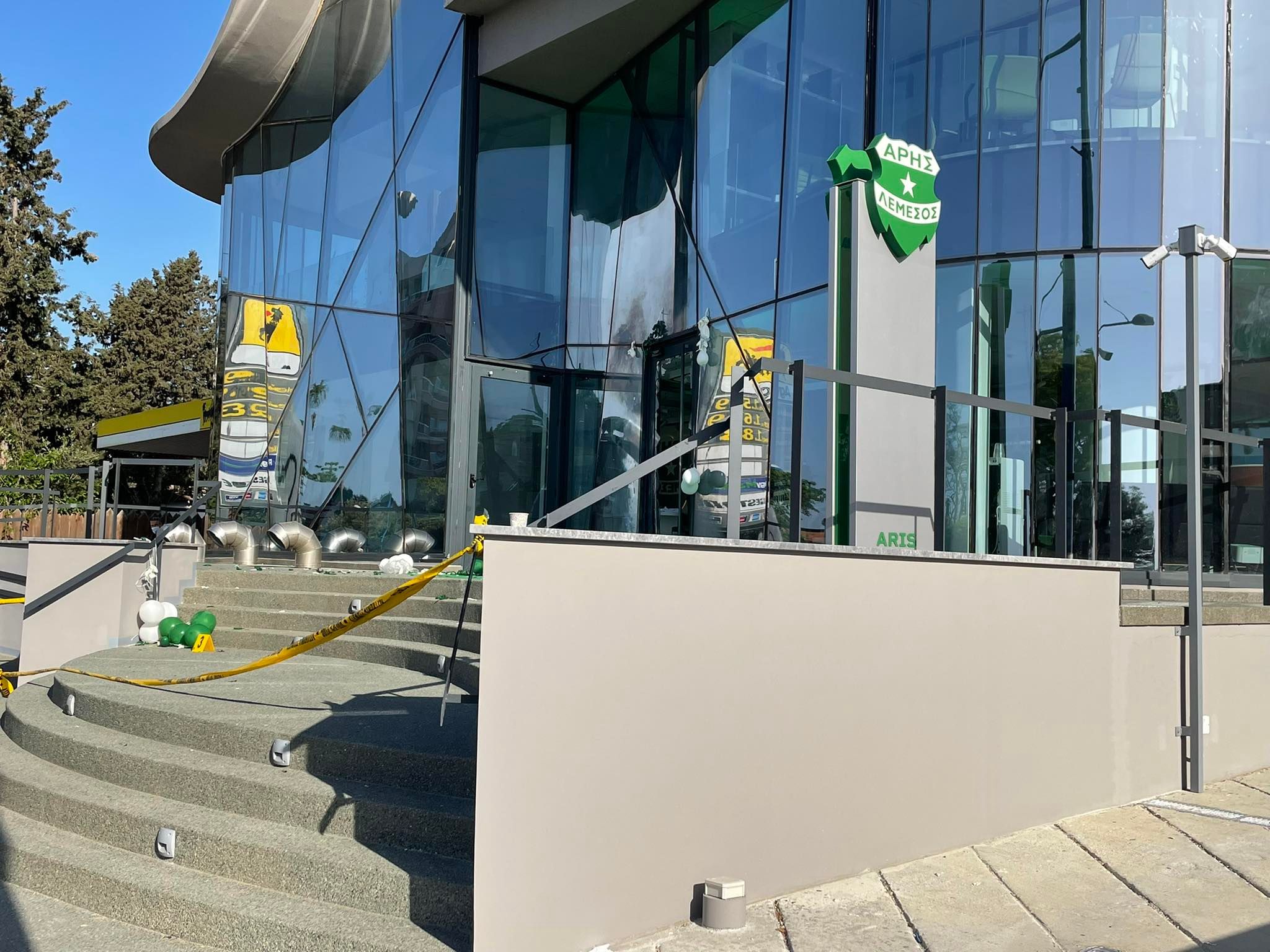 Απόγευμα εγκαινιάστηκε, ξημερώματα..ανατινάχτηκε η μπουτίκ του Άρη Λεμεσού (VID)