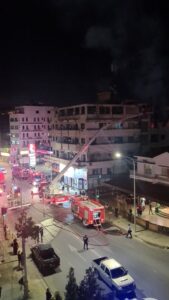 Νύχτα τρόμου σε πολυκατοικία: Στάχτη και αποκαΐδια διαμέρισμα μετά από φωτιά