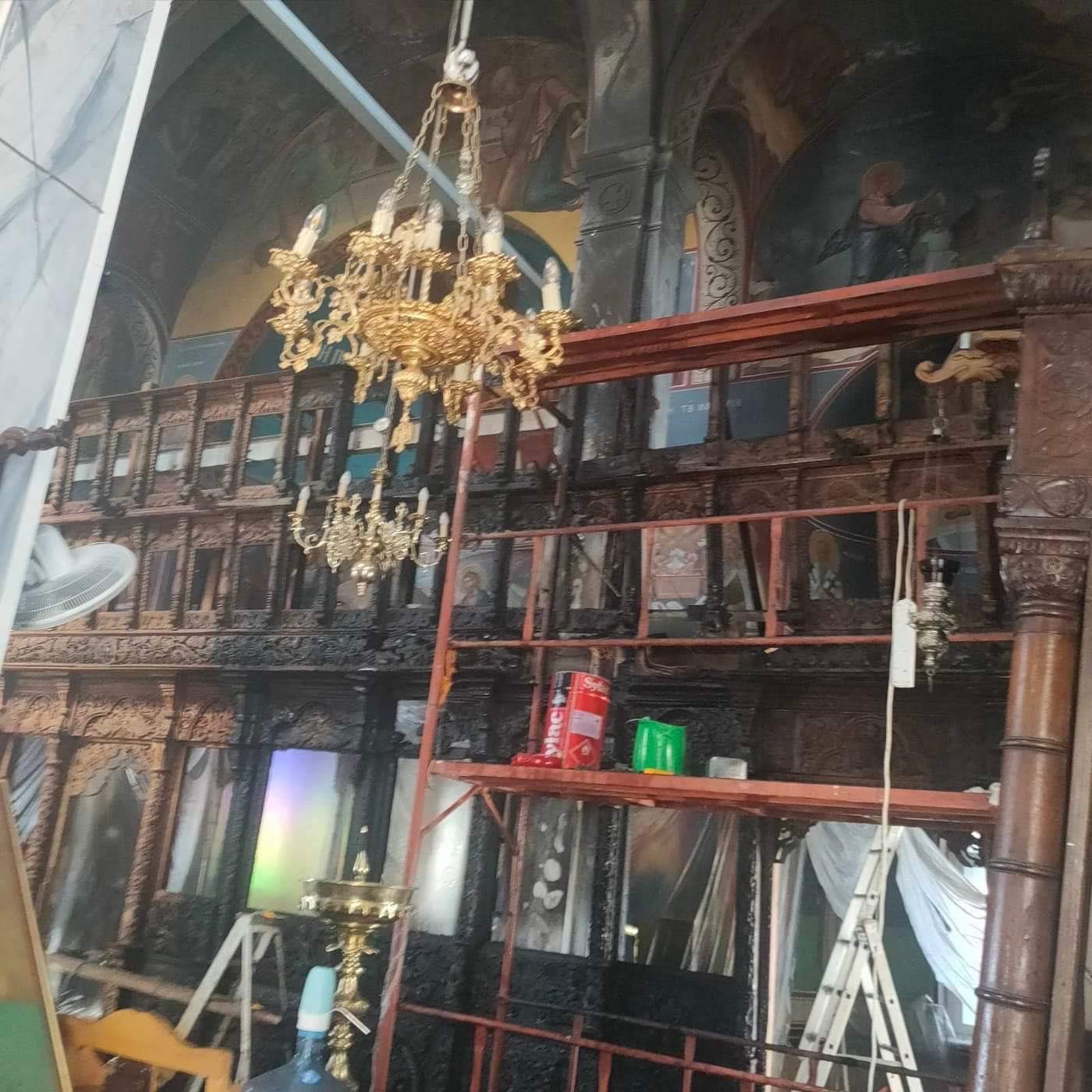 ΦΩΤΟ: Οι εργασίες συντήρησης του εικονοστασίου "πίσω" από τη φωτιά στην εκκλησία