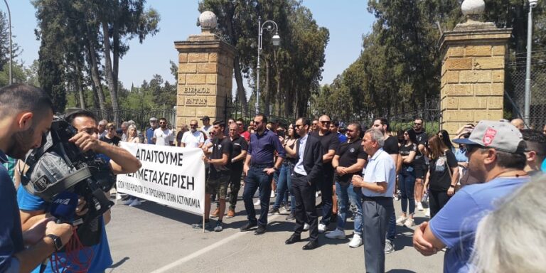 Έξω από το Προεδρικό οι 46 υποψήφιοι αστυνομικοί που κόπηκαν στις ψυχομετρικές