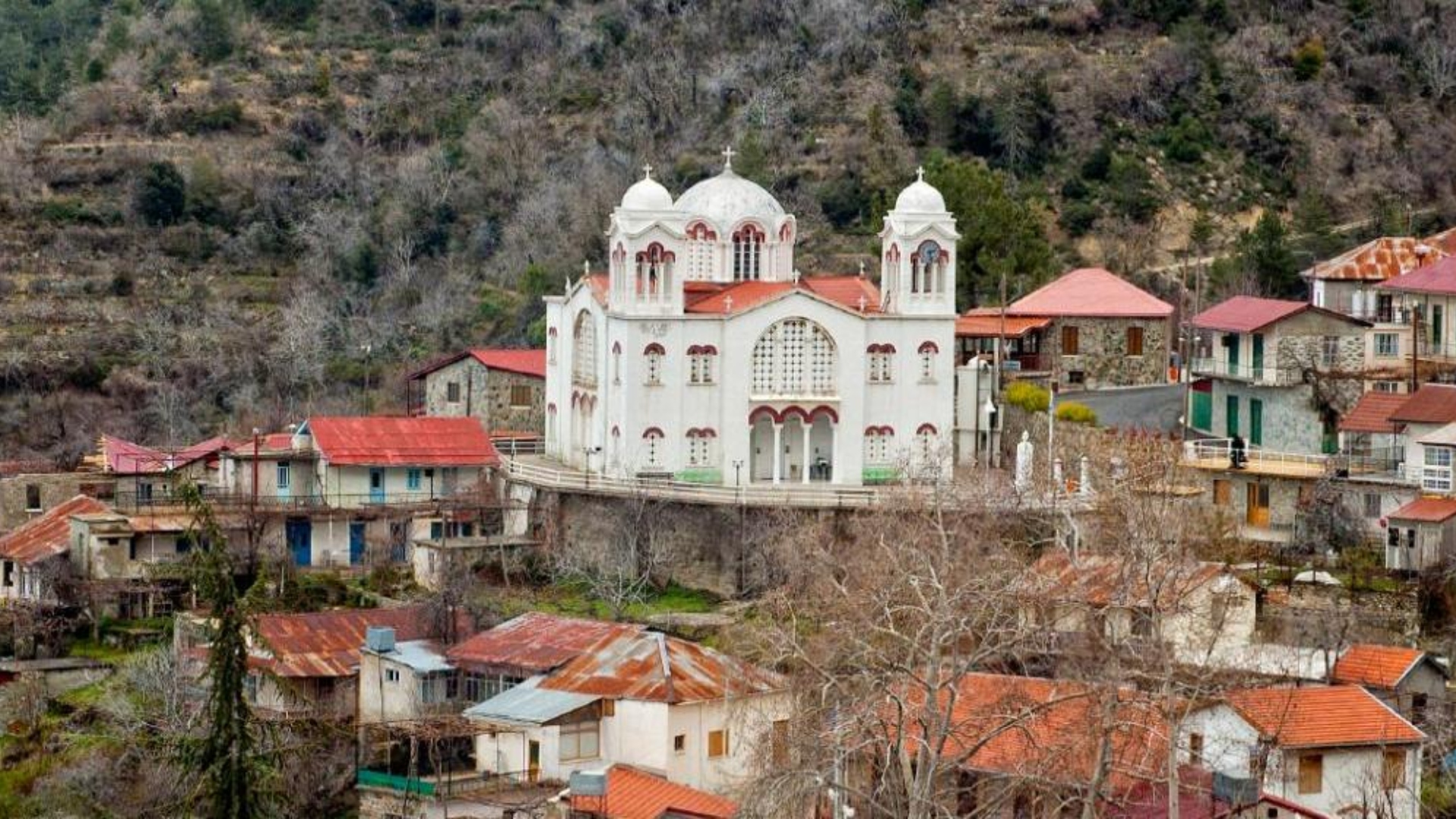 Καίγεται το εικονοστάσιο εκκλησίας στον Πεδουλά, σε κινητοποίηση η Πυροσβεστική