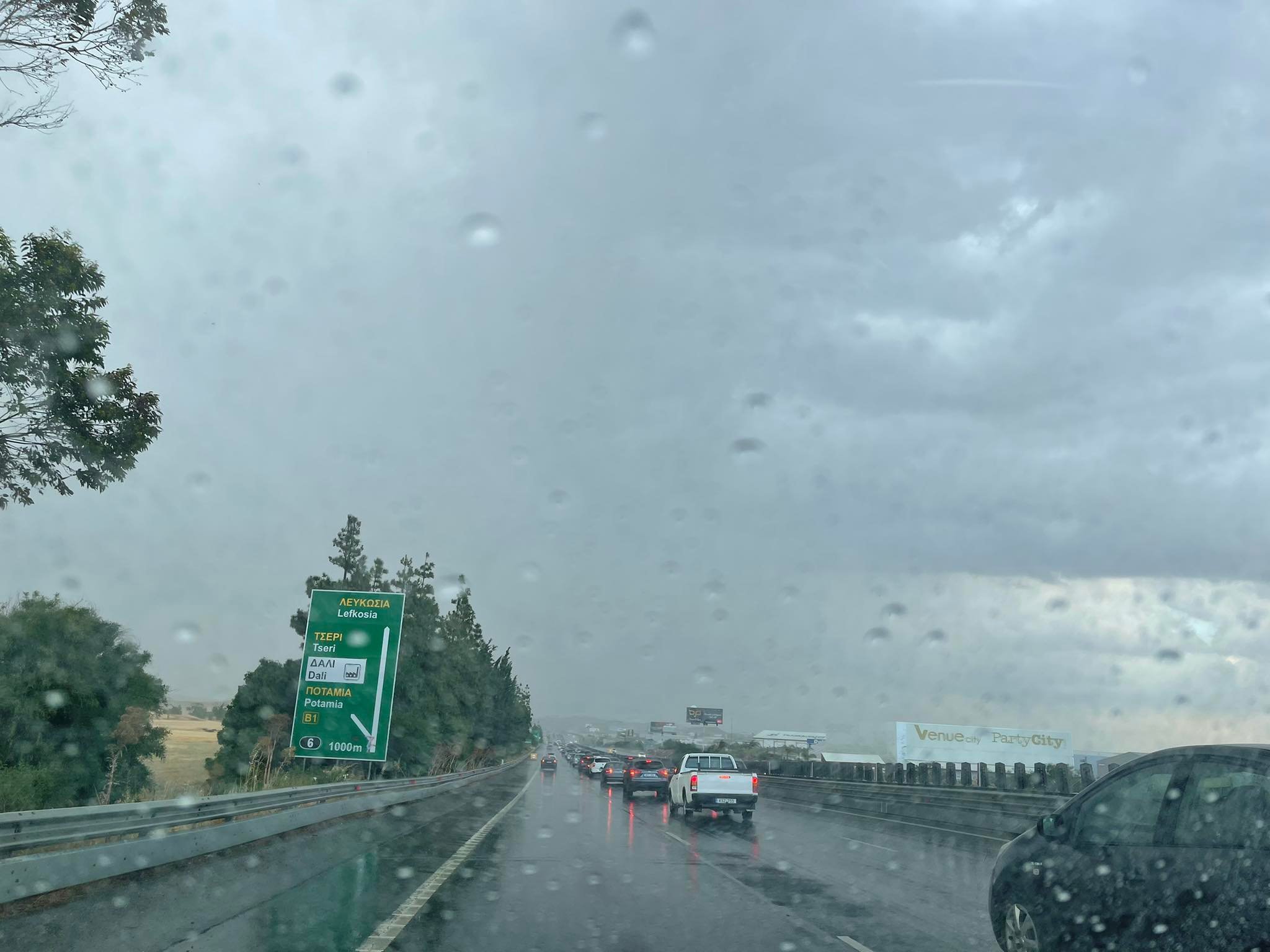 Οδηγοί προσοχή! Συσσώρρευση νερού στον αυτο/δρομο Λευκωσίας-Λεμεσού