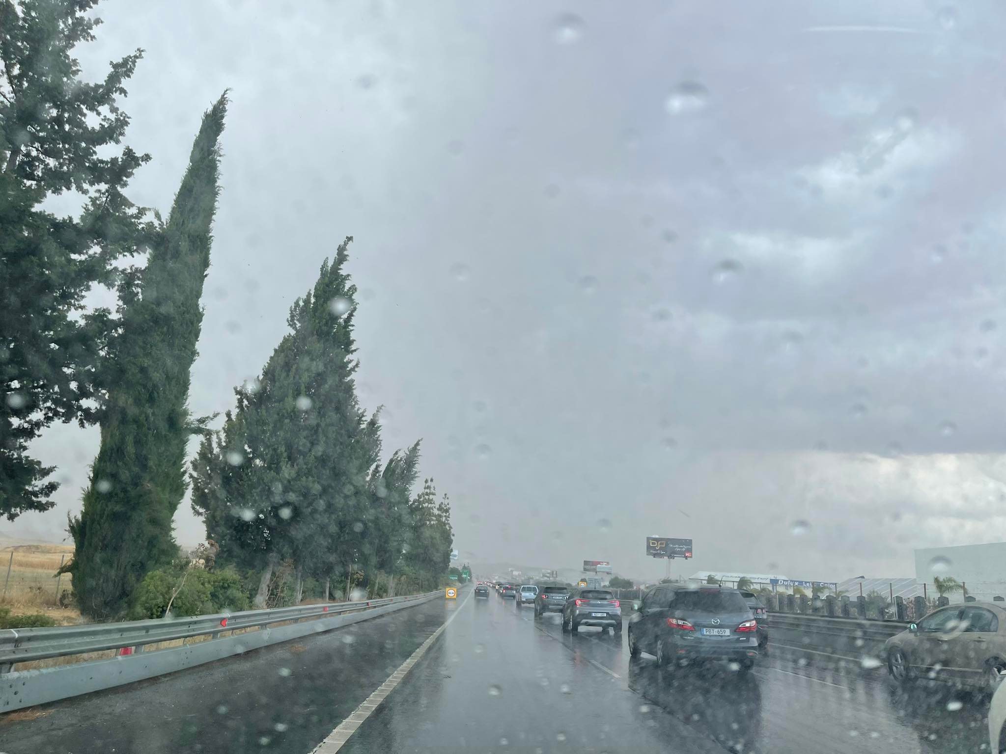 Σκηνικό που θυμίζει.. χειμώνα: Ισχυρές βροχές και καταιγίδες σε εξέλιξη (VID)