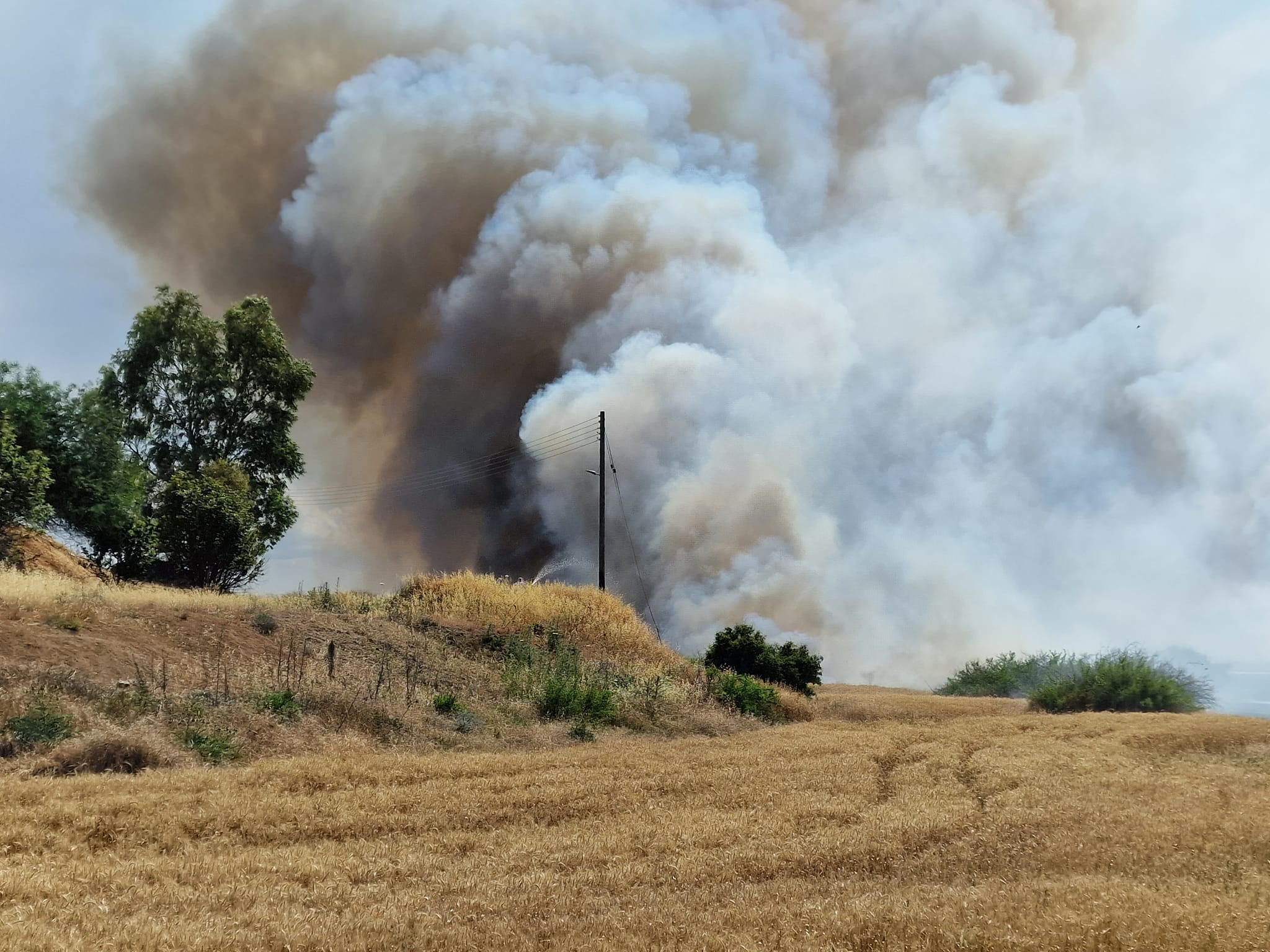 Πυρκαγιά βρίσκεται σε εξέλιξη σε Έγκωμη και Ανθούπολη, σε κίνδυνο οικίες (VID)