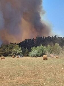 Εκκενώνονται σπίτια κοντά στον κατεχόμενο Κορμακίτη λόγω της μεγάλης πυρκαγιάς