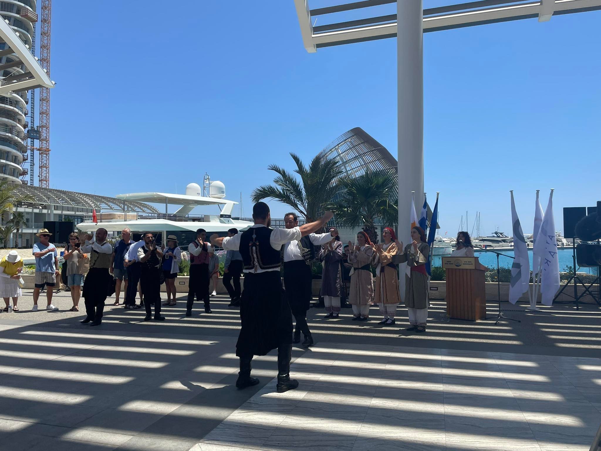 Με χορούς και τραγούδια υποδέχθηκαν τους πρώτους επιβάτες του "Sea Dream II"