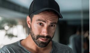 Σάκης Τανιμανίδης: Το είπε και το έκανε! Έπαιξε μπάσκετ με το εσώρουχο