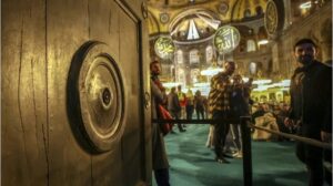 Συνελήφθη δημοσιογράφος που έκανε ρεπορτάζ για τις καταστροφές στην Αγία Σοφία