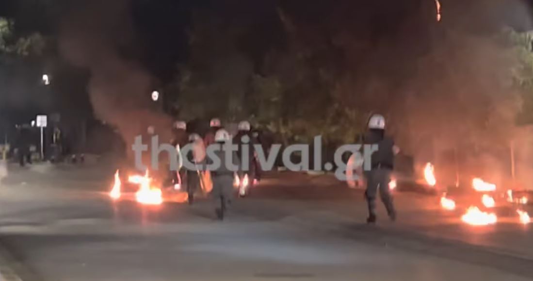 Νύχτα επεισοδίων στη Θεσσαλονίκη: "Πεδίο μάχης" το ΑΠΘ με μολότοφ και δακρυγόνα