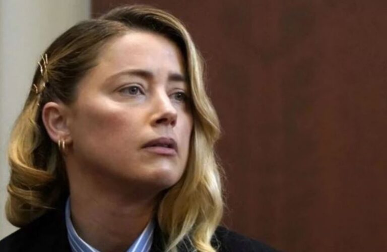 Κατέθεσε η Amber Heard: Περιγράφει την πρώτη φορά που τη χτύπησε