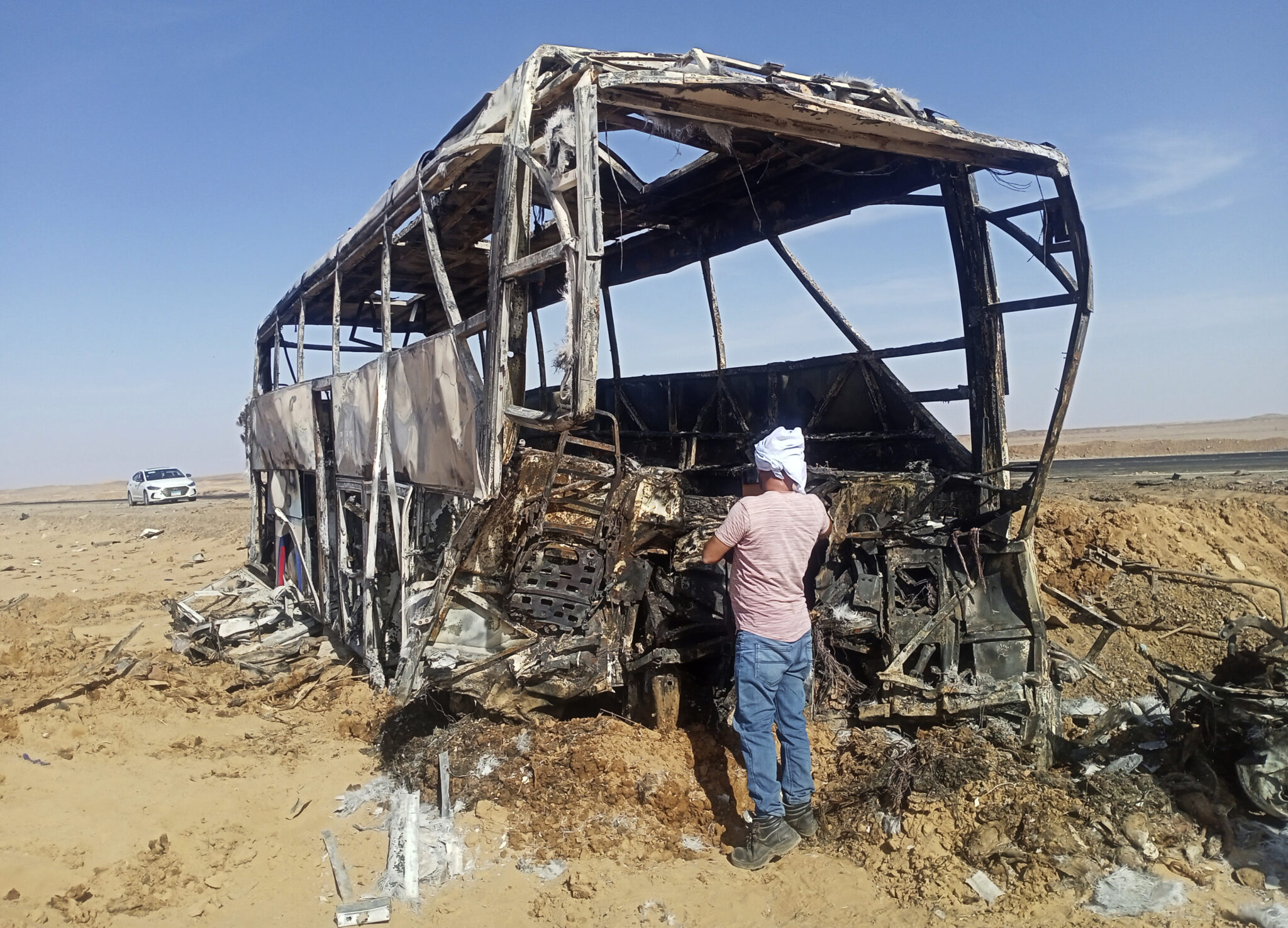 Φρικτό τροχαίο στην Αίγυπτο: Στις φλόγες λεωφορείο μετά από σφοδρή σύγκρουση