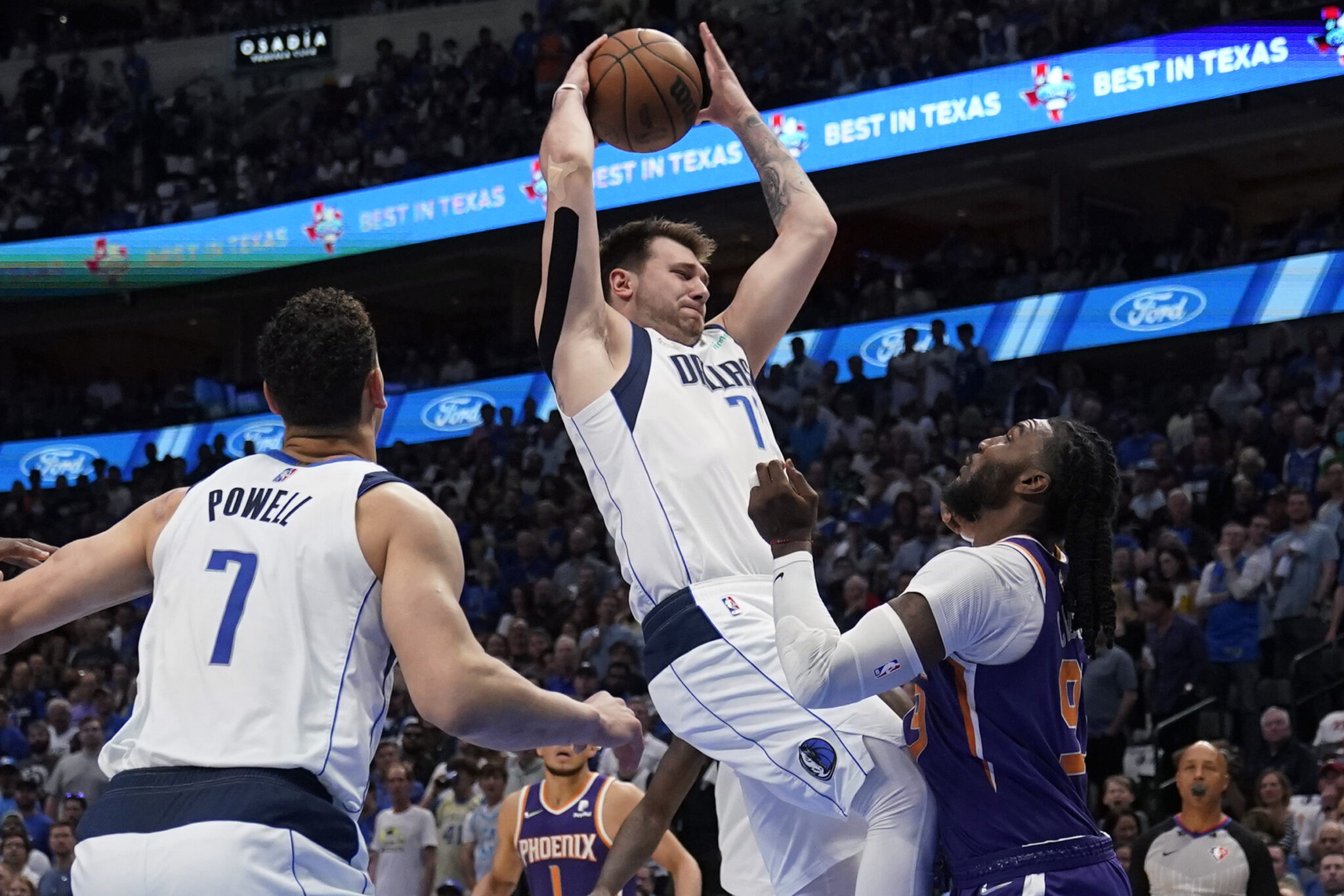 Με Μπράνσον-Ντόντσιτς μείωσαν σε 2-1 οι Μάβερικς κόντρα στους Σανς