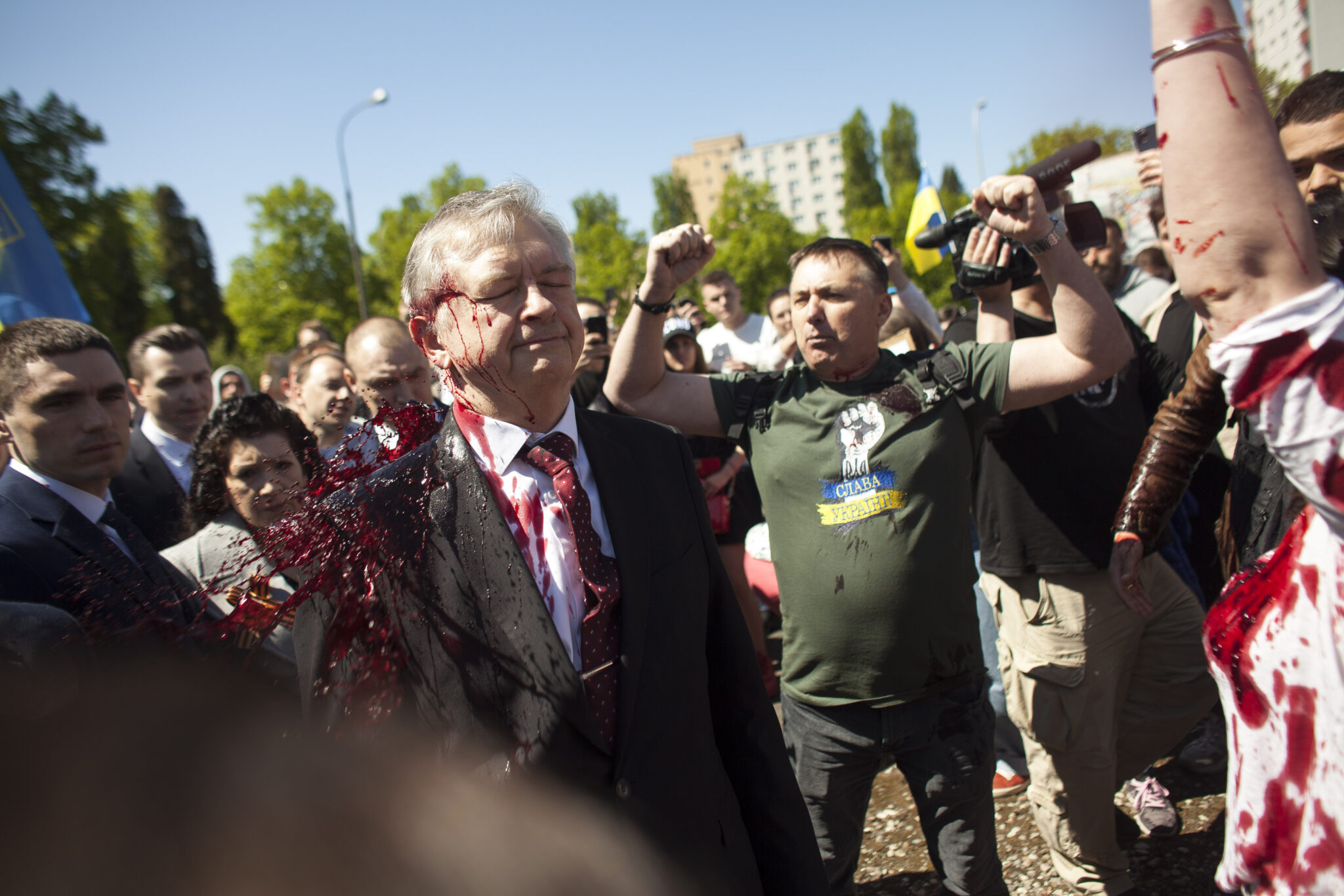 Διαδηλωτές στη Βαρσοβία έλουσαν με κόκκινη μπογιά τον Ρώσο πρεσβευτή
