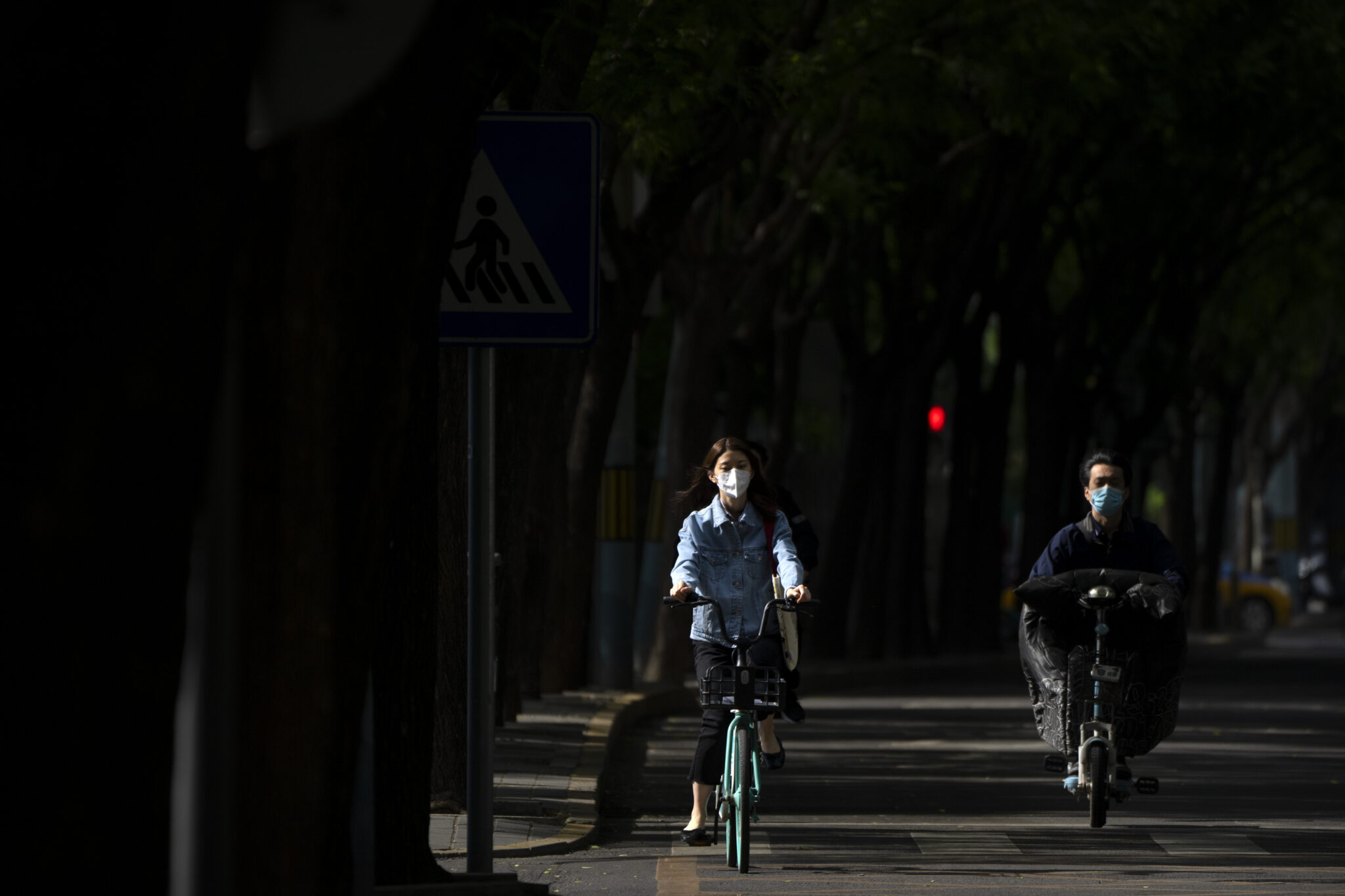 Αέρας ελευθερίας στη Σανγκάη: Καταστήματα ανεβάζουν ρολά έξι βδομάδες μετά (VID)
