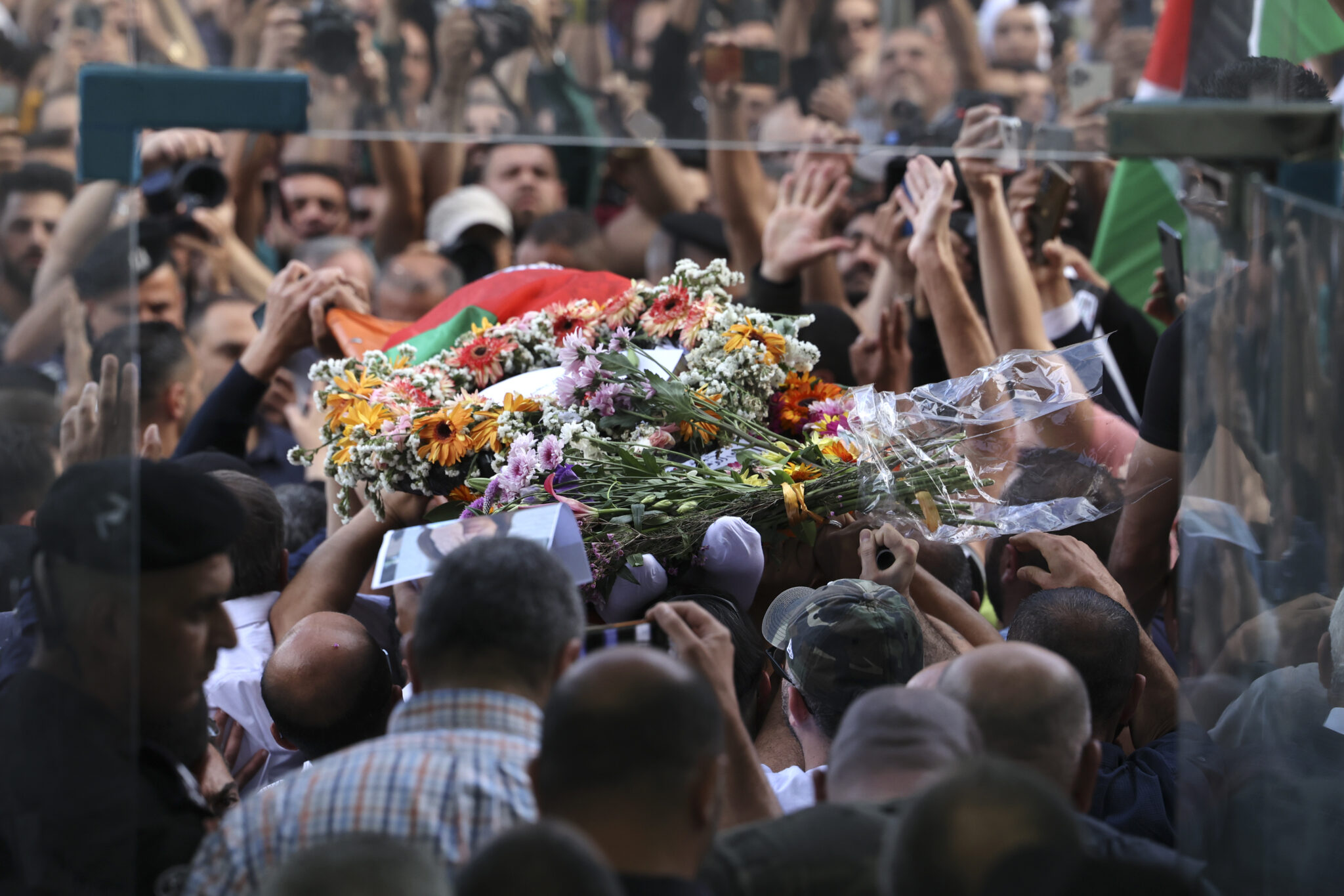 Κύμα αντιδράσεων για τις σκηνές βίας στην κηδεία της Σιρίν Αμπού Άκλεχ