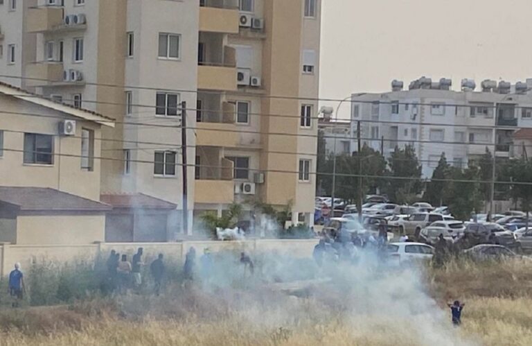 Παραδόθηκαν δυο, ψάχνουν άλλους οκτώ για τα έκτροπα στο "Παπαδόπουλος"