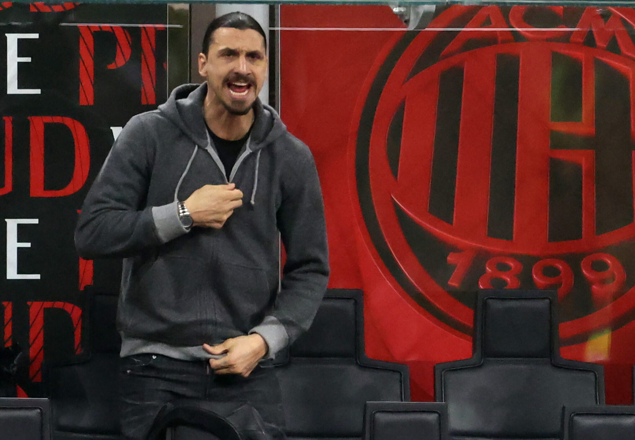 «Τρελαμένος» ο Ζλάταν, έσπασε το παρμπρίζ στο πούλμαν της Μίλαν (ΒΙΝΤΕΟ)