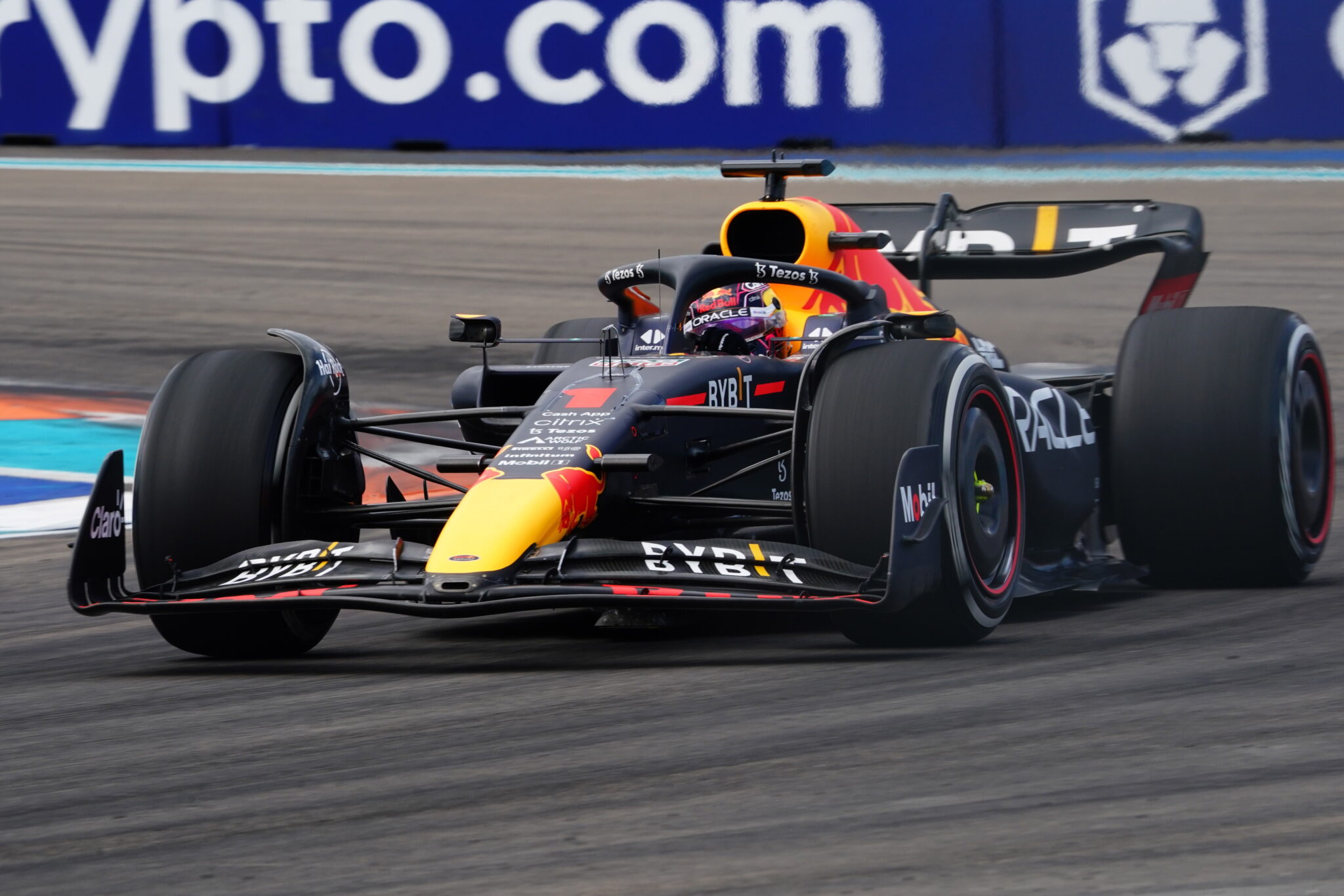 Formula 1: Κυρίαρχος ο Φερστάπεν στο Μαϊάμι, «κατάπιε» τον Λεκλέρ