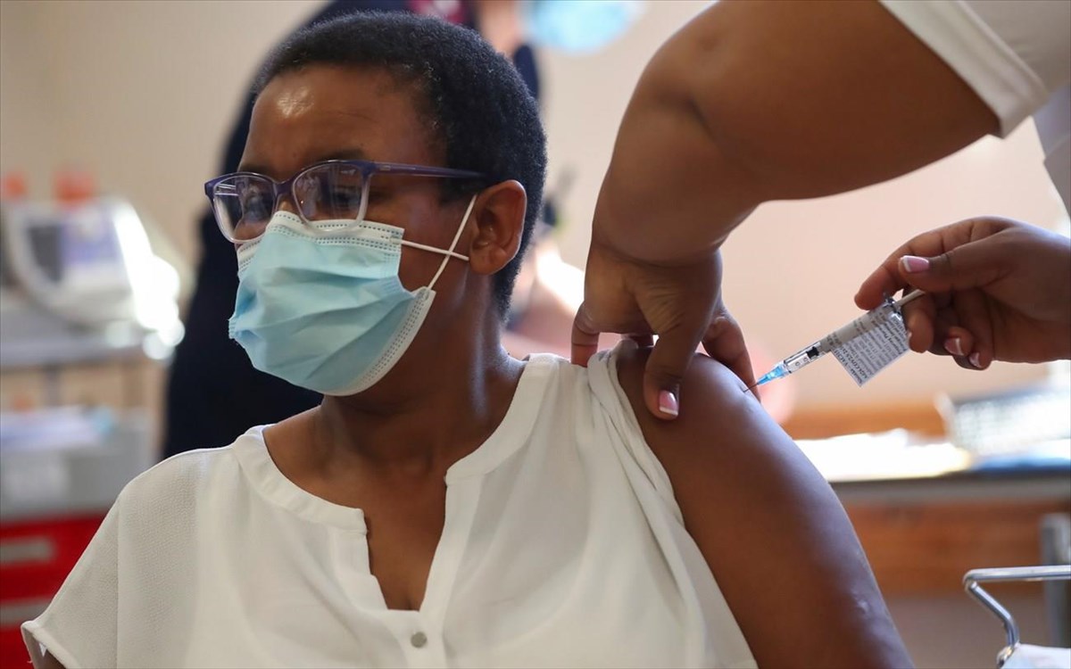 Από πόρτα σε πόρτα οι εμβολιασμοί στην Αφρική εν μέσω έκρηξης κρουσμάτων (VID)