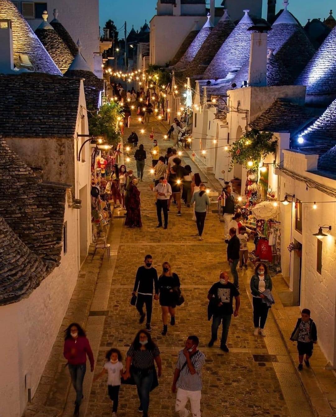 "Πετάνε" τις μάσκες οι Ιταλοί σε πολλούς εσωτερικούς χώρους