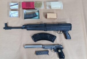 Πυροβόλα όπλα, εκρηκτικές ύλες και πυρομαχικά σε υπαίθριο χώρο στη Λάρνακα