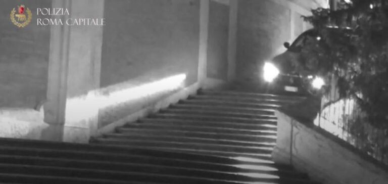 Κατέβηκε με το πολυτελές αυτοκίνητό του τα Ισπανικά Σκαλιά στη Ρώμη (ΒΙΝΤΕΟ)