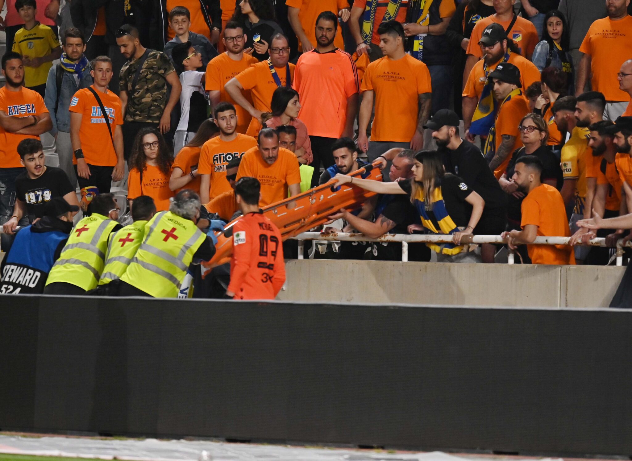 Φίλαθλος του ΑΠΟΕΛ ένιωσε αδιαθεσία και μεταφέρθηκε στο νοσοκομείο