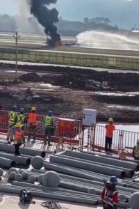 Στιγμές τρόμου στην Κίνα: Αεροσκάφος βγήκε από τον διάδρομο και πήρε φωτιά (VID)