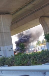 Φωτιά σε εν κινήσει όχημα σε κυκλικό κόμβο στη Λεμεσό (ΒΙΝΤΕΟ)