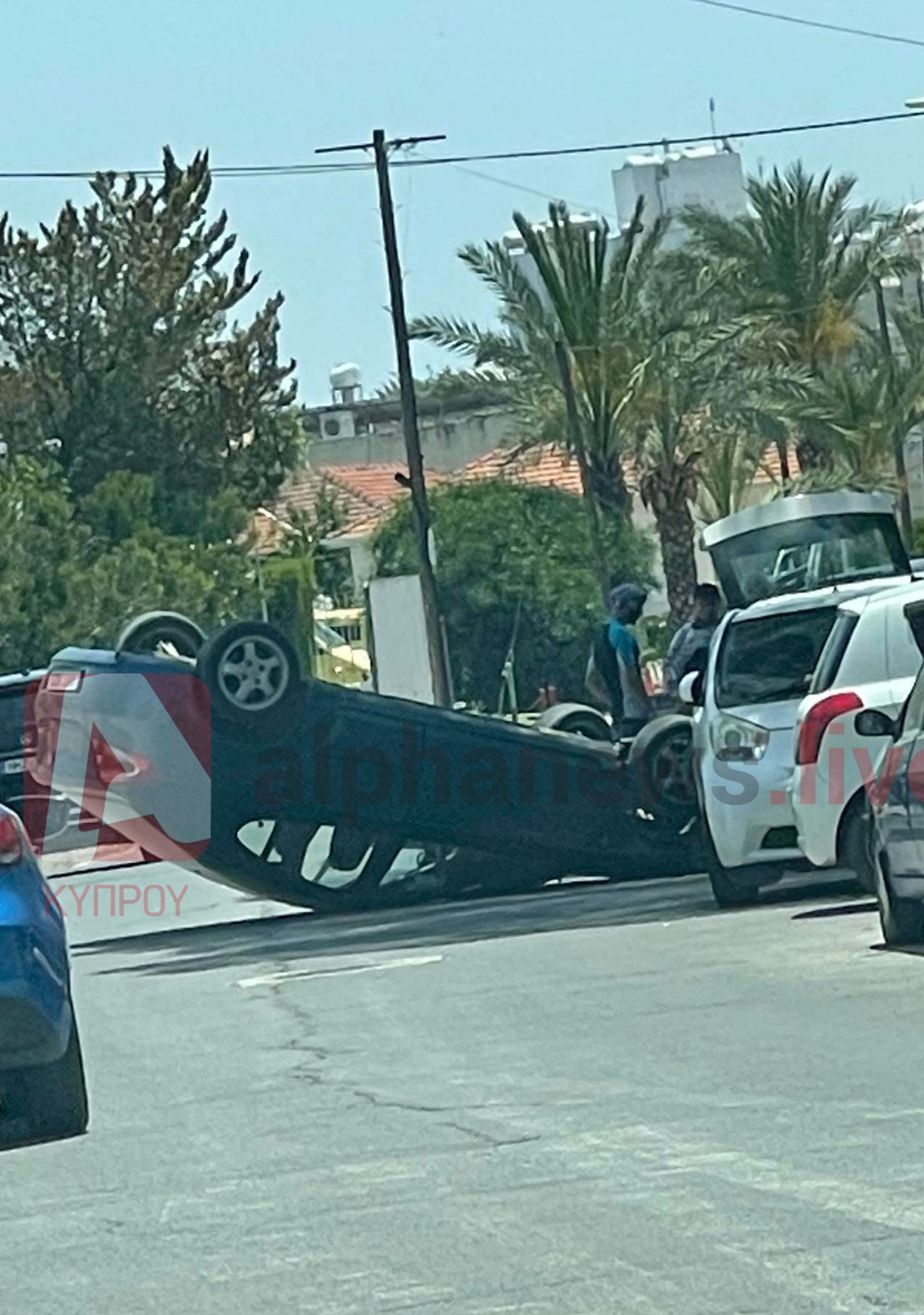 Όχημα ανετράπη και ακινητοποιήθηκε στη μέση του δρόμου (ΦΩΤΟ)