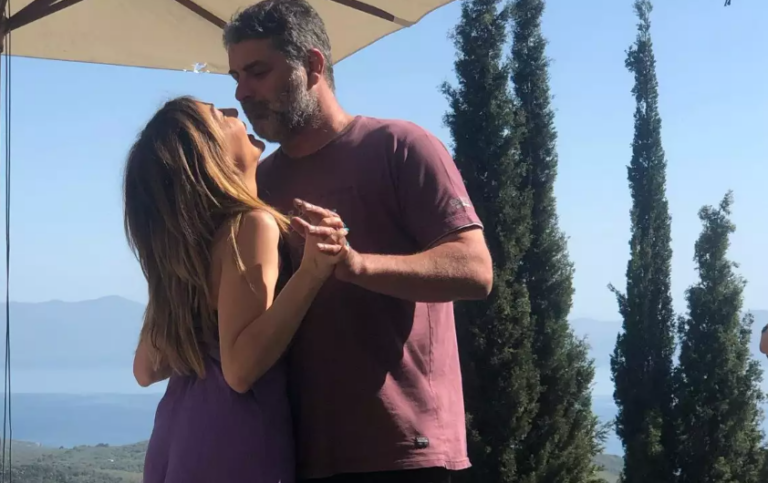 Δέσποινα Βανδή: Η αφιέρωση σε live εμφάνισή της στον Βασίλη Μπισμπίκη