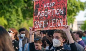 Καταργείται το δικαίωμα στην άμβλωση στις ΗΠΑ μετά από μισό αιώνα