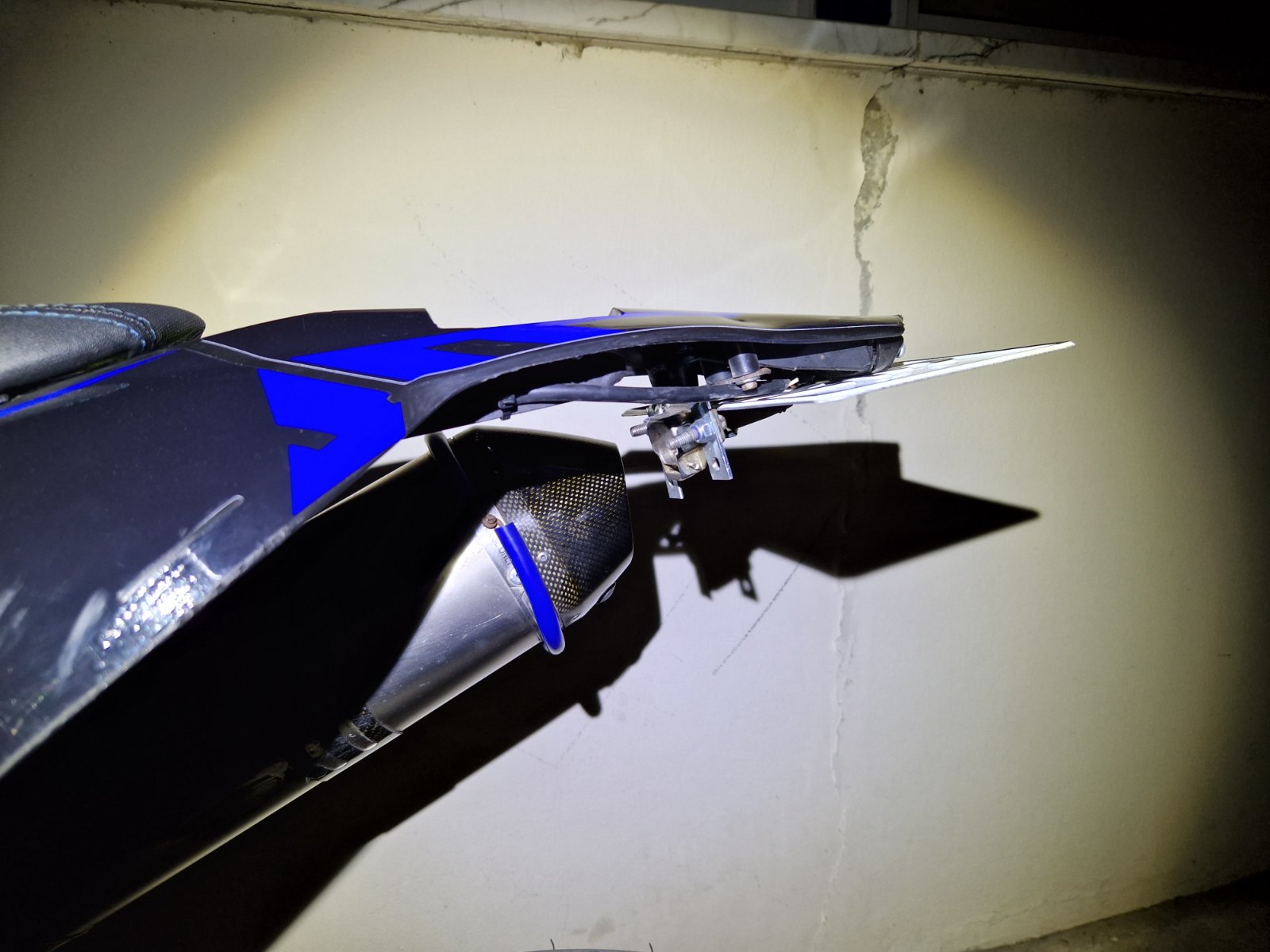 Οδηγούσε μοτοσικλέτα με αυτοσχέδιο μηχανισμός απόκρυψης των πινακίδων εγγραφής