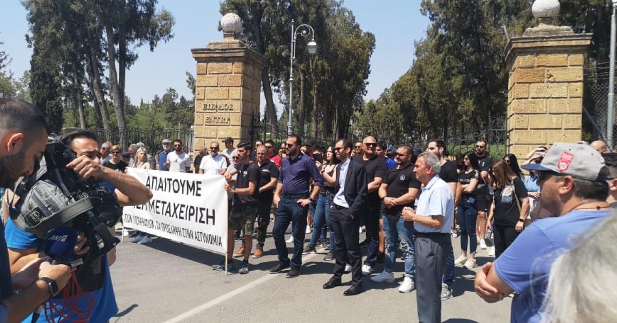 Ξανά έξω από το Προεδρικό οι 46 υποψήφιοι αστυνομικοί που "κόπηκαν"
