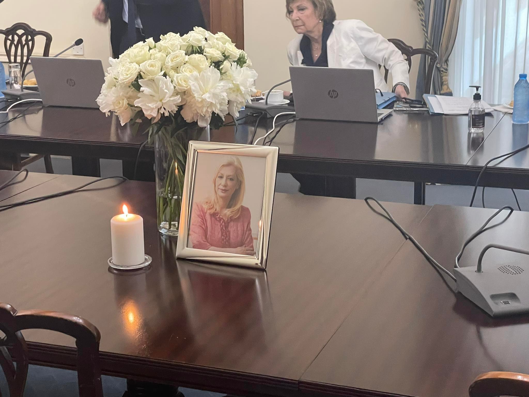 Λίγα λευκά λουλούδια κι ένα αναμμένο κερί στη θέση της Ζέτας στο Υπουργικό