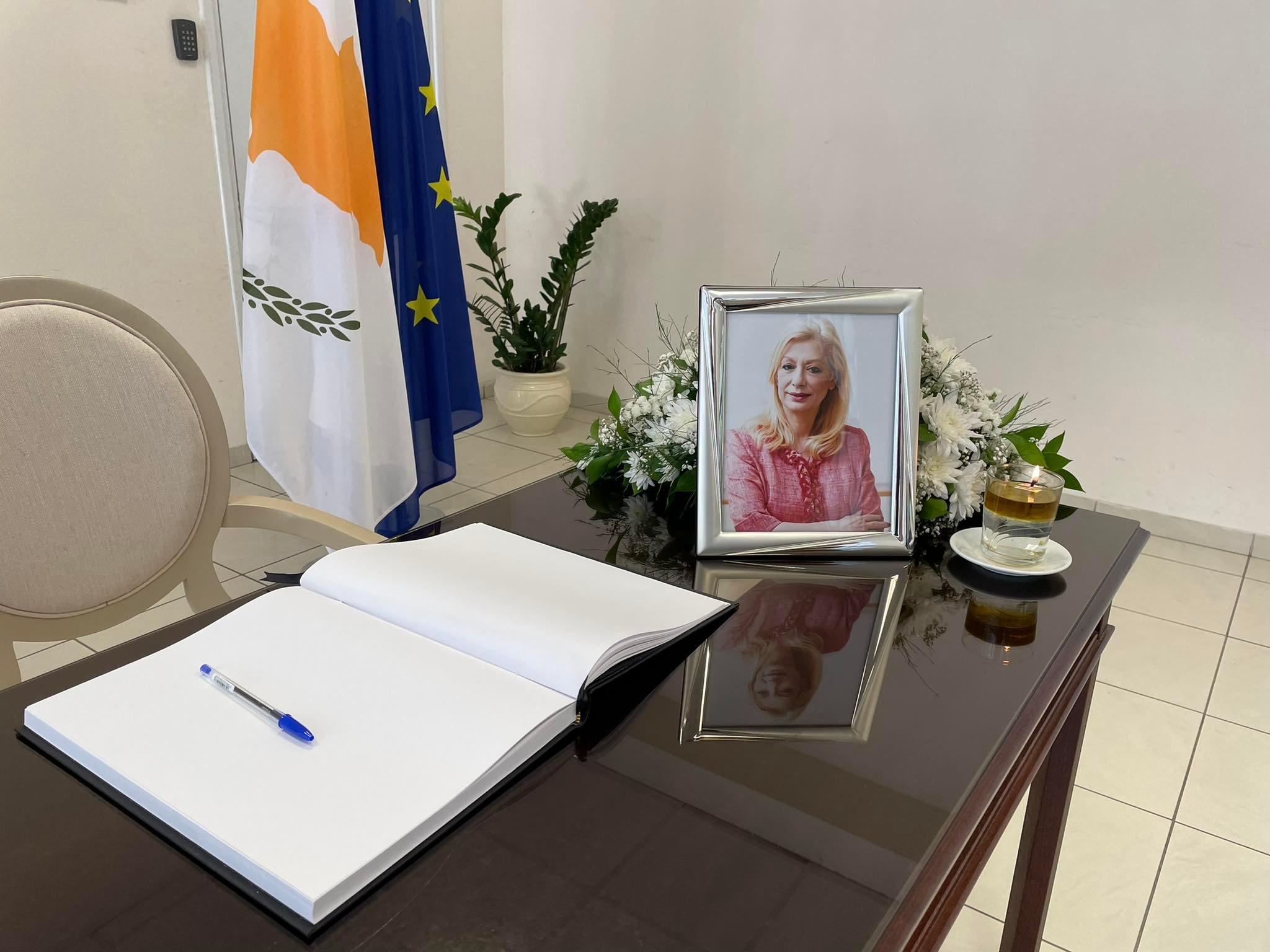 Δεύτερη ημέρα πένθους για τη Ζέτα, υπογράφει το βιβλίο συλλυπητηρίων ο ΠτΔ