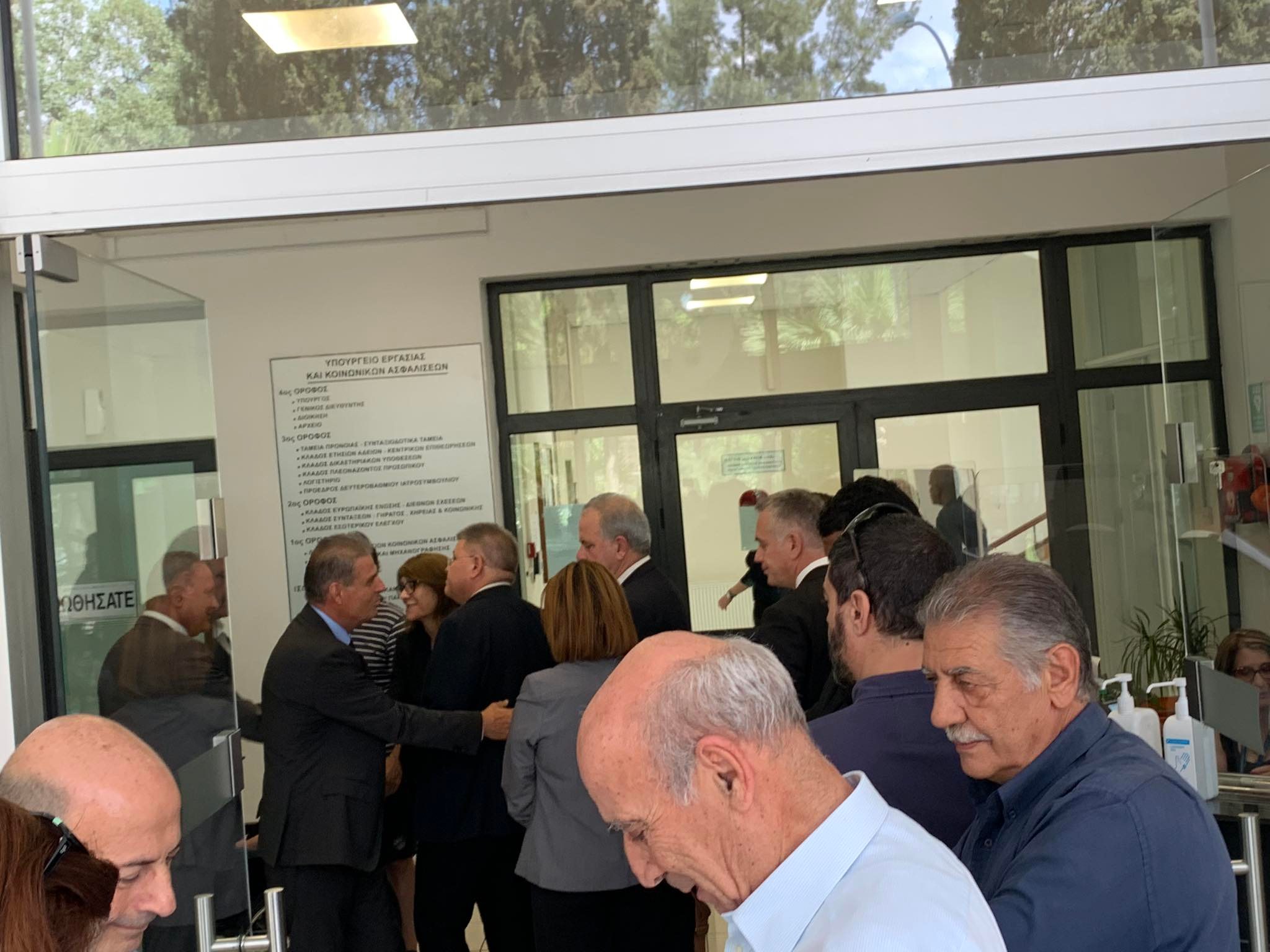 Πλήθος κόσμου υπογράφει το βιβλίο συλλυπητηρίων για τη Ζέτα (ΒΙΝΤΕΟ)