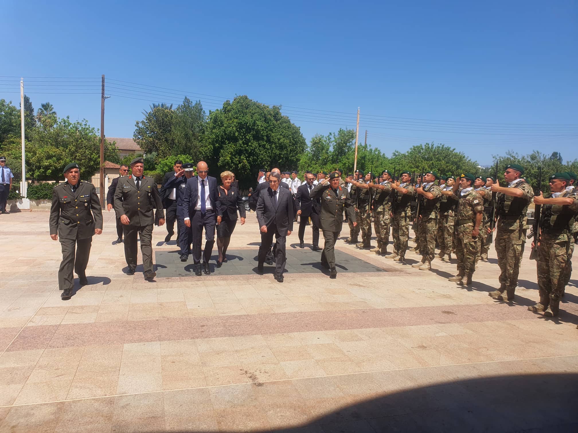 Συντετριμμένος κατέφθασε ο ΠτΔ στη κηδεία της Ζέτας Αιμιλιανίδου