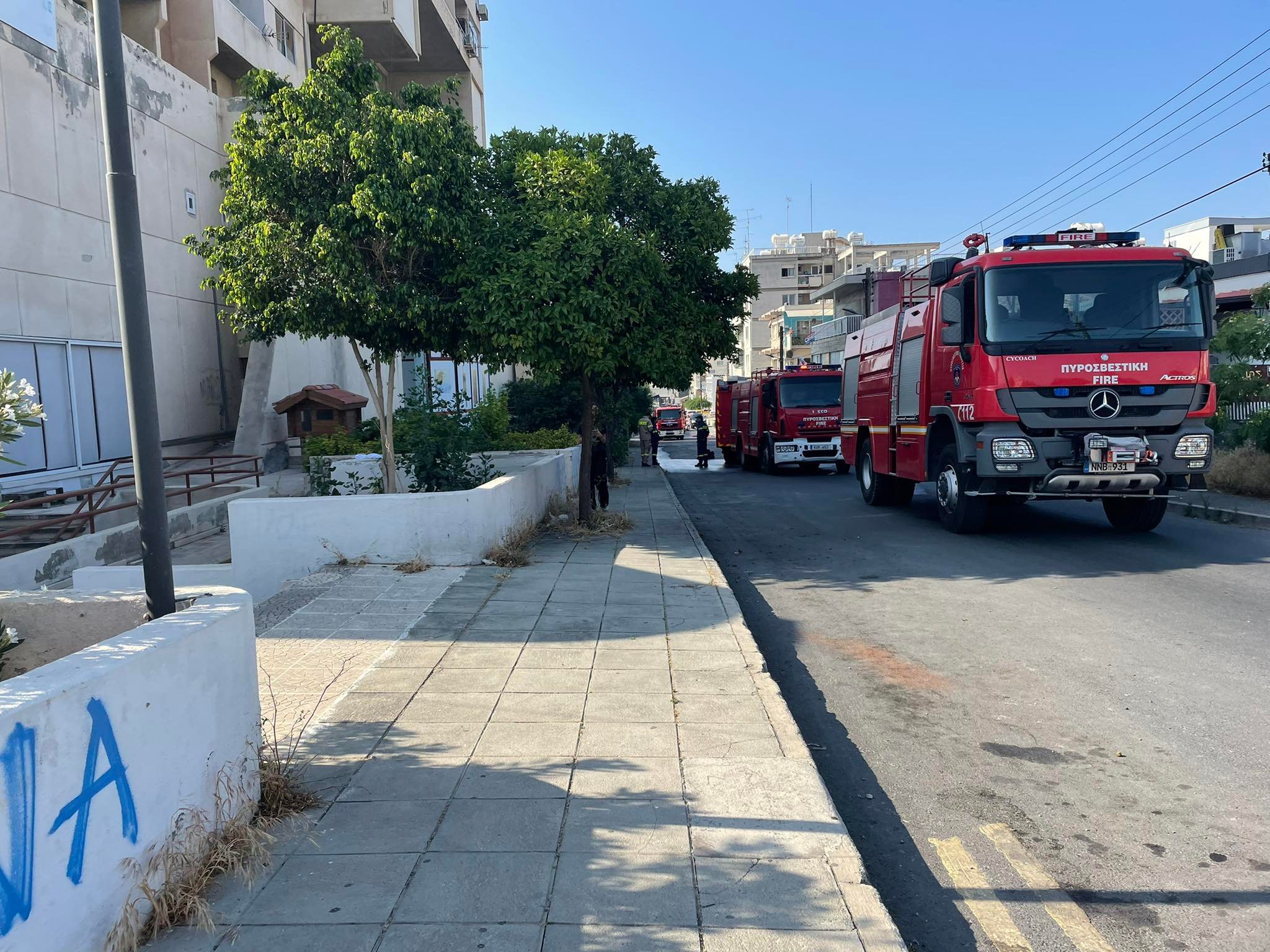 Χρειάστηκε η διάσωση δεκάδων ατόμων από την πολυκατοικία που ξέσπασε φωτιά (VID)