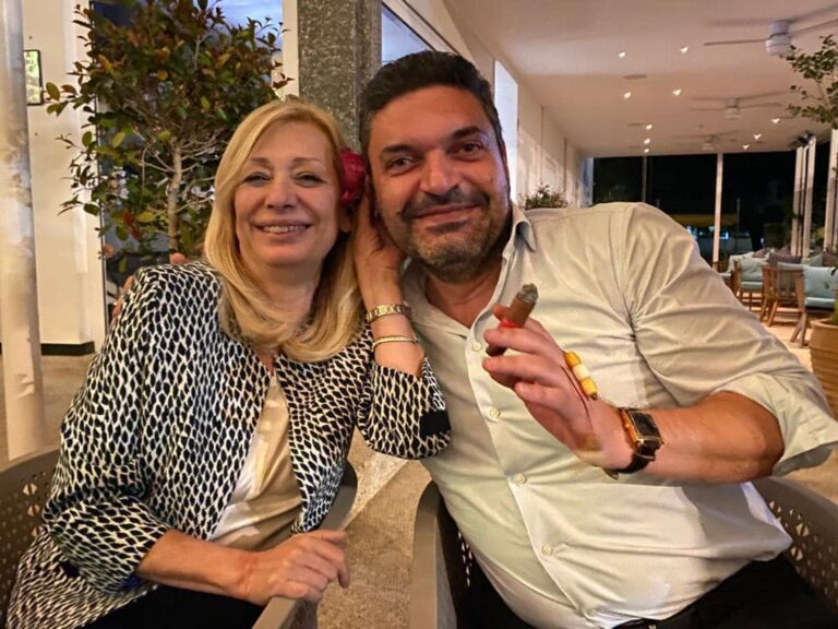 Γελαστή και με λουλούδι στα μαλλιά η Ζέτα στην τελευταία φωτογραφία του ΥΠΟΙΚ