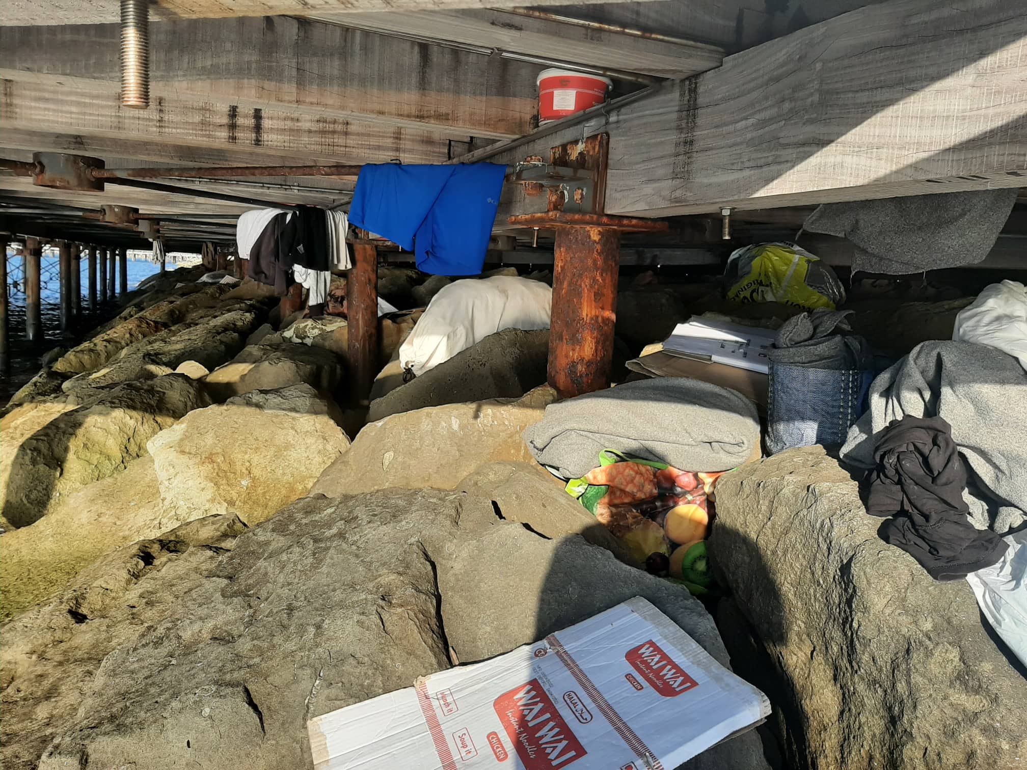 Μετέτρεψαν τις ξύλινες αποβάθρες στο μόλο Λεμεσού σε κατάλυμα