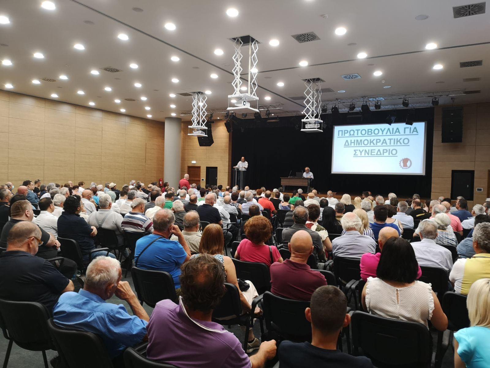 Σε ένα "θλιβερό κατήφορο" η ΕΔΕΚ, ζήτησαν δημοκρατικό συνέδριο οι αντιδρώντες