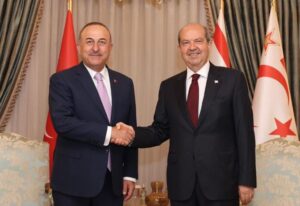 Τσαβούσογλου: "Αστείο ότι η ξαπλώστρα στο Βαρώσι απειλεί τη διεθνή ασφάλεια"