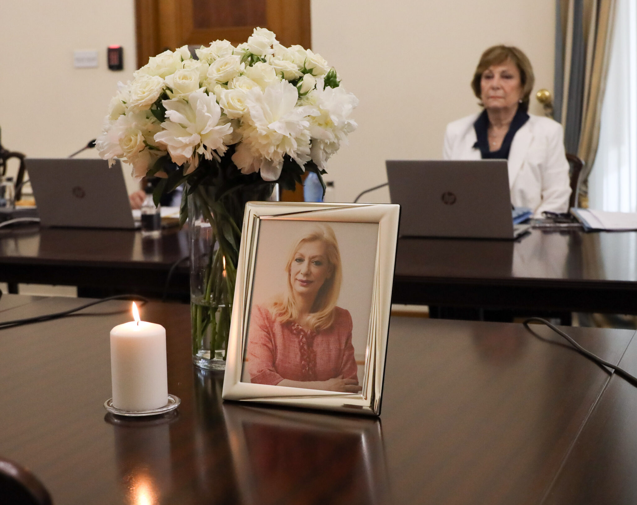 Με τιμές εν ενεργεία Υπουργού και δημοσία δαπάνη το τελευταίο "αντίο" στη Ζέτα