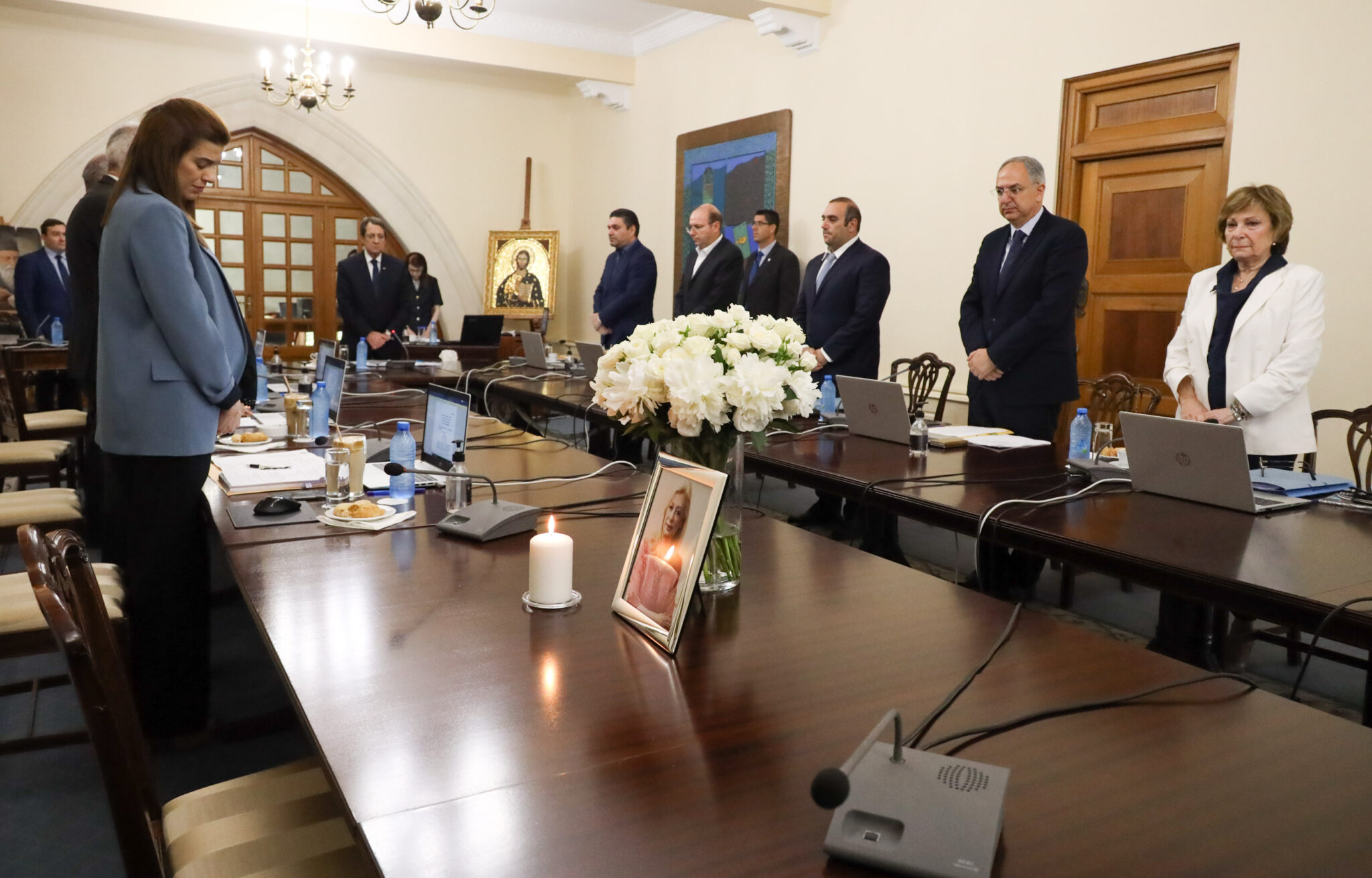 Συντετριμμένοι προσήλθαν στο Υπουργικό οι συνάδελφοι της Ζέτας (ΒΙΝΤΕΟ)